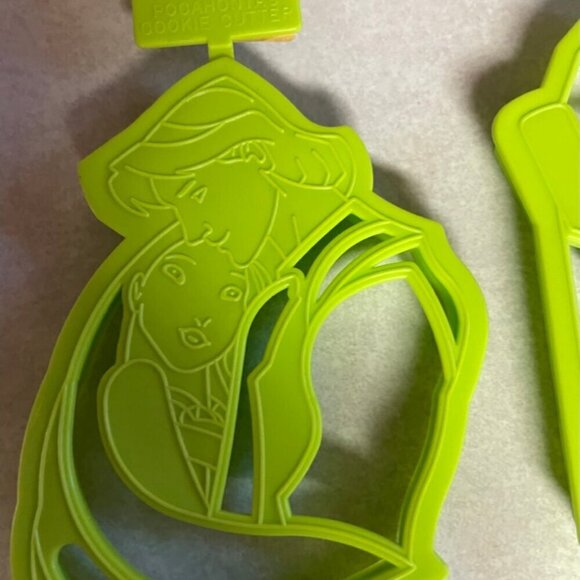 WILTON DISNEY POCAHONTAS Pocahontas and John Smith 5 COOKIE CUTTERS - Picture 4 of 6